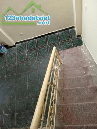 Siêu hiếm, cho thuê nhà ngõ 192 Lê Trọng Tấn 2.5 tầng x 25m2, 5 Triệu ở gđ, nhóm ít người - 2