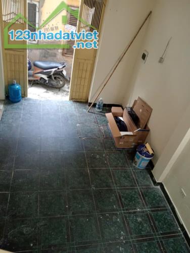 Siêu hiếm, cho thuê nhà ngõ 192 Lê Trọng Tấn 2.5 tầng x 25m2, 5 Triệu ở gđ, nhóm ít người - 3
