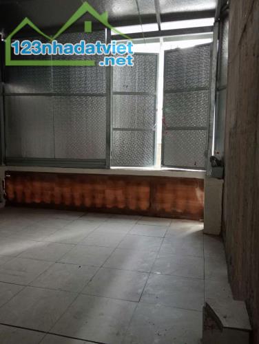 Siêu hiếm, cho thuê nhà ngõ 192 Lê Trọng Tấn 2.5 tầng x 25m2, 5 Triệu ở gđ, nhóm ít người - 4