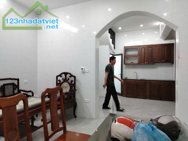 Cho thuê nhà nguyên căn mới 162 Khương Trung 3 tầng x 35m2, 3 ngủ, 3 WC, 10 Triệu