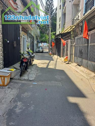 BÁN NHÀ 3 TẦNG – XE HƠI VÀO TẬN NHÀ – TRẦN XUÂN SOẠN, QUẬN 7
Diện tích: 5.5x 14m. GIÁ