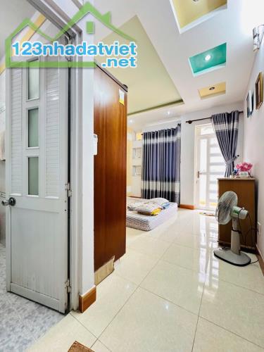 BÁN NHÀ NGAY CHỢ HẠNH THÔNG TÂY - HXH -NHÀ  MỚI ĐẸP Ở NGAY - 70M2 (4x17.5) - 4 TẦNG - 4 - 3