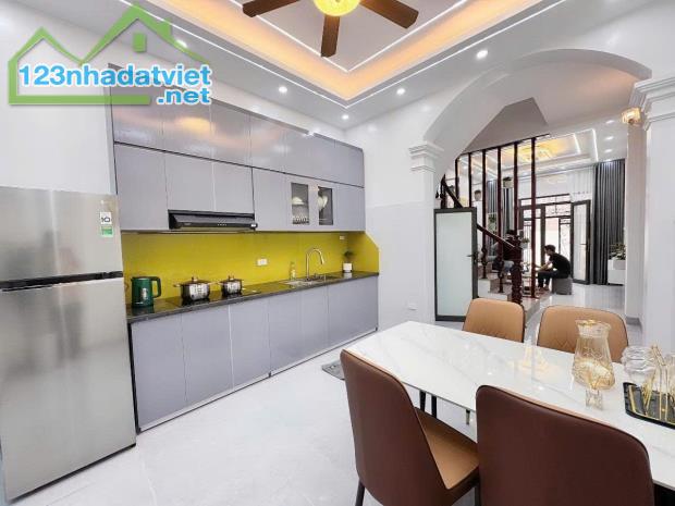 Đống Đa - Tôn Đức Thắng - Khâm Thiên - Ngõ rộng - 32 m - 4 Tầng - 4 PN - 5,6 tỉ. - 1
