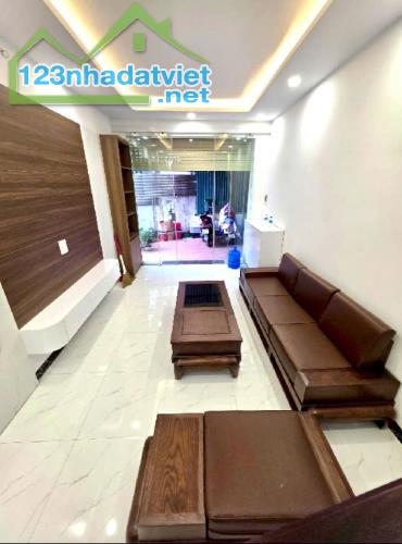 BÁN NHÀ LONG BIÊN - 40M² x 4 TẦNG - FULL NỘI THẤT - Ô TÔ ĐỖ CỬA - CHỈ 5.X TỶ
