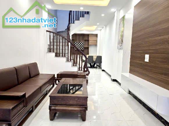 BÁN NHÀ LONG BIÊN - 40M² x 4 TẦNG - FULL NỘI THẤT - Ô TÔ ĐỖ CỬA - CHỈ 5.X TỶ - 2