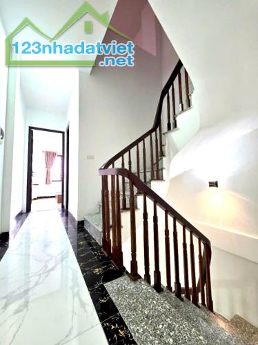 BÁN NHÀ LONG BIÊN - 40M² x 4 TẦNG - FULL NỘI THẤT - Ô TÔ ĐỖ CỬA - CHỈ 5.X TỶ - 3