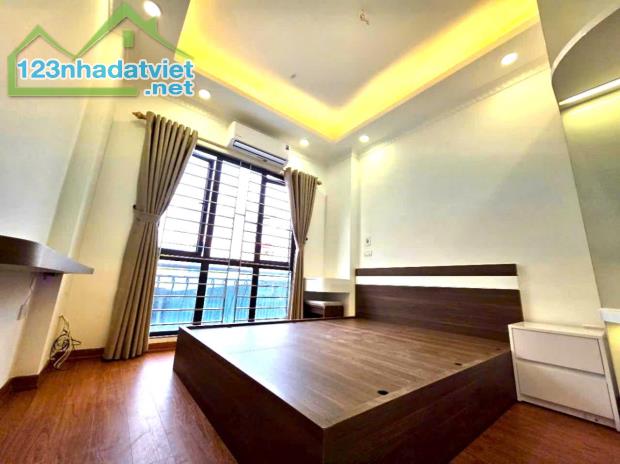 BÁN NHÀ LONG BIÊN - 40M² x 4 TẦNG - FULL NỘI THẤT - Ô TÔ ĐỖ CỬA - CHỈ 5.X TỶ - 4