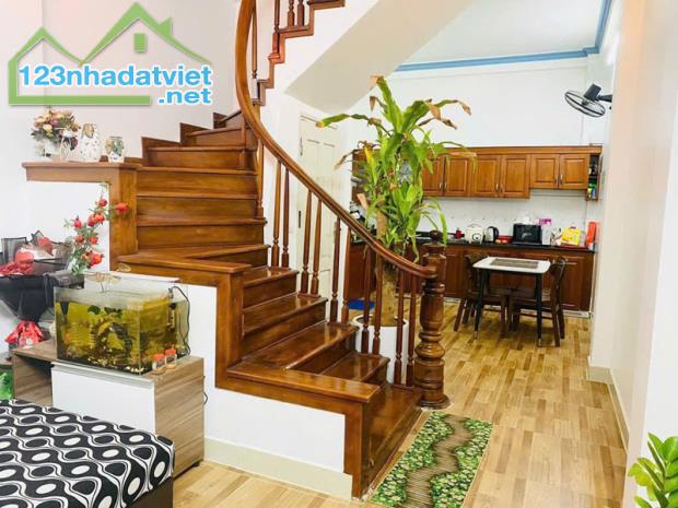 Cần bán 42,3m2 nhà 4 tầng khu TĐC Giang Biên. Đường phân lô bàn cờ, bạt ngàn tiện ích