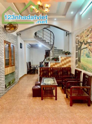 Cho thuê nhà nguyên căn ngõ Bùi Xương Trạch, 35 x 2.5 tầng, 2 ngủ, 7 Triệu KD online, ở gđ