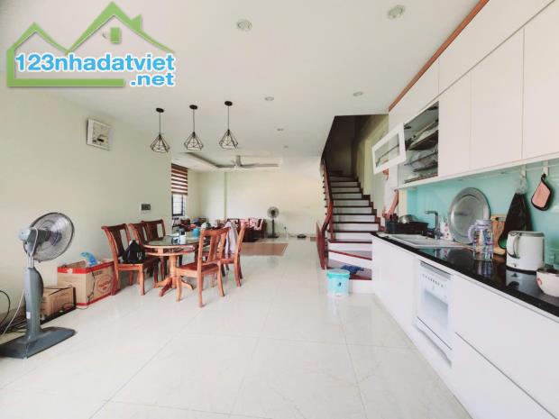 BÁN NHÀ LÔ GÓC 5 TẦNG DỌC BÚN VĂN KHÊ, DT 40/60M GIÁ NHỈNH 15 TỶ, KINH DOANH VP