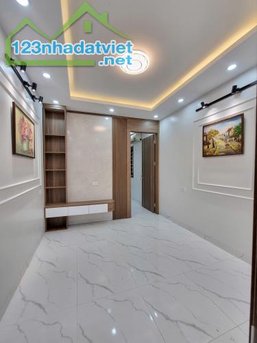 Bán căn hộ tập thể Giải Phóng, Đống Đa, căn góc, ô tô đỗ cửa, nhà đẹp ở luôn