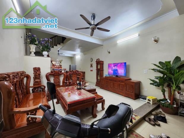 Cần bán gấp nhà dân xây Tân Phong 64m2, 4T, lô góc, ô tô  giá tốt
