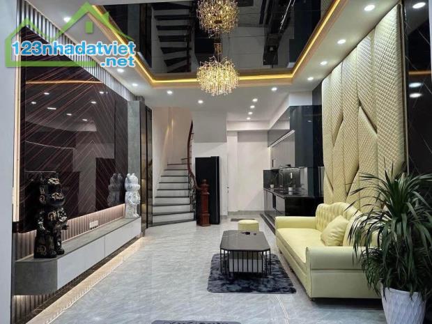 CHỦ BÁN GẤP, 9,2 tỷ NHÀ 5 TẦNG, Ô TÔ ĐỖ CỬA, KINH DOANH ĐỈNH - KHƯƠNG TRUNG - VŨ TÔNG PHAN