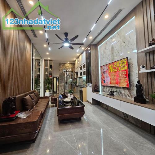 Bán nhà đẹp phố Nguyễn Sơn,sát phố,ngõ thông ba gác phóng vù vù,diện tích 40m2,nhỉnh 12tỷ