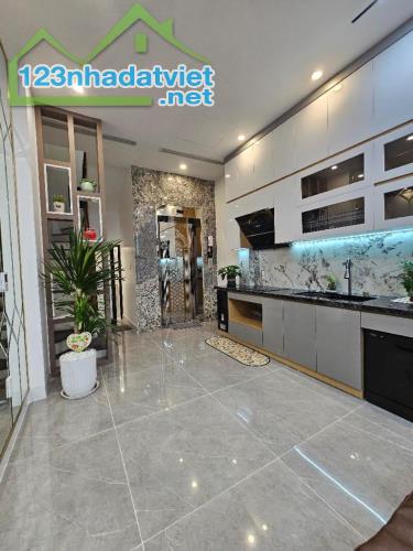 Bán nhà đẹp phố Nguyễn Sơn,sát phố,ngõ thông ba gác phóng vù vù,diện tích 40m2,nhỉnh 12tỷ - 1