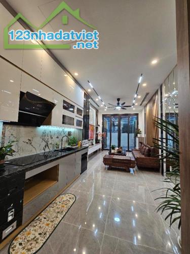 Bán nhà đẹp phố Nguyễn Sơn,sát phố,ngõ thông ba gác phóng vù vù,diện tích 40m2,nhỉnh 12tỷ - 2