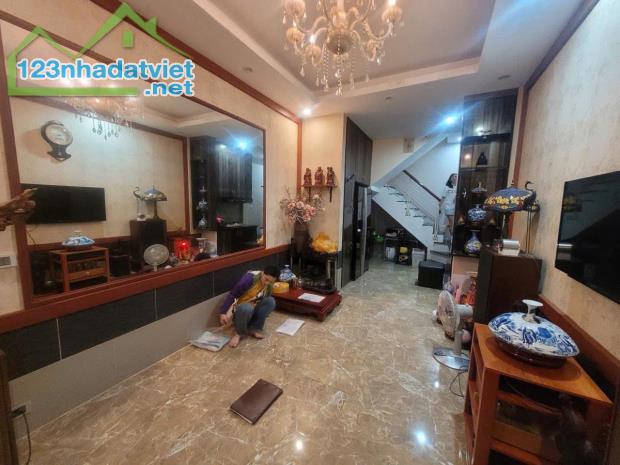 Bán nhà Tôn Đức Thắng phân lô sát phố - 2 thoáng 30m 5 tầng giá 7.6 tỷ