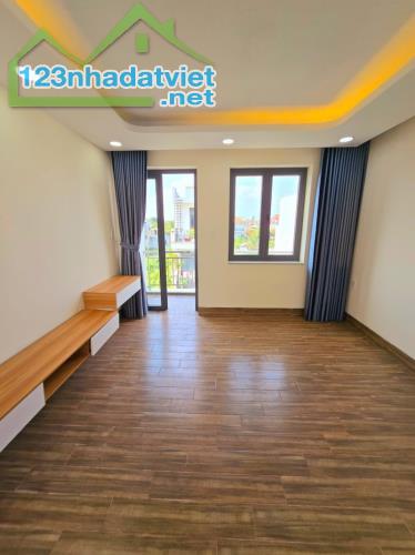 NHÀ ĐẸP 3 TẦNG - LONG PHƯỚC - ĐƯỜNG 8M - OTO NÉ NHAU - NHỈNH 5 ĐỒNG - 4
