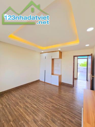 NHÀ ĐẸP 3 TẦNG - LONG PHƯỚC - ĐƯỜNG 8M - OTO NÉ NHAU - NHỈNH 5 ĐỒNG