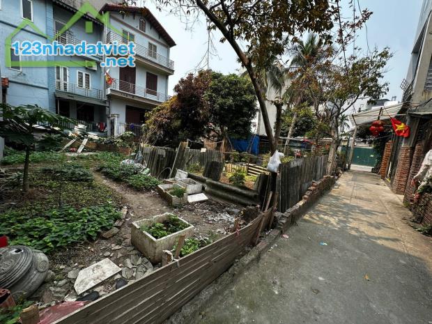 Bán 70m2 đất thổ cư Cổ Linh - 10m ra ô tô tránh - sát phố - chỉ nhỉnh 130tr/m2