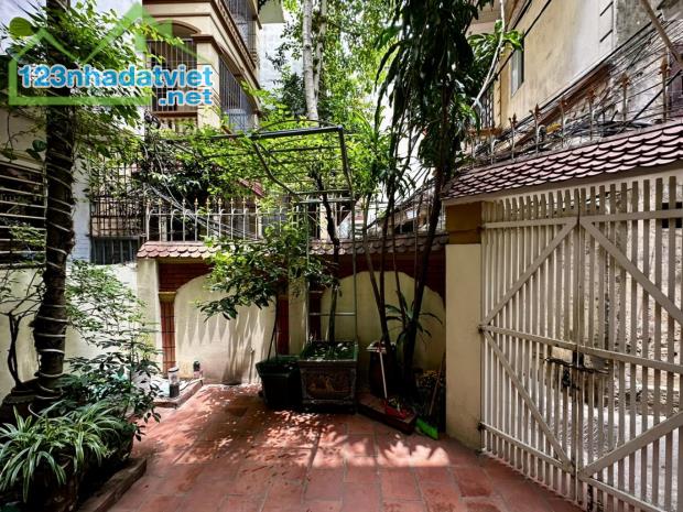Cần bán Biệt Thự sân vườn 2 mặt ngõ khu Bách Khoa - 133/140m2 x 3 Tầng - Sổ đỏ đẹp