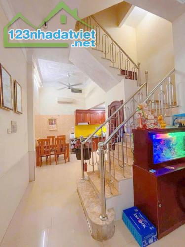 Bán Nhà Cầu Giấy Ngõ Thông Gần Phố Cấu Giấy DT 40m2 5 tầng MT 4.5m Giá 8.6 tỷ
