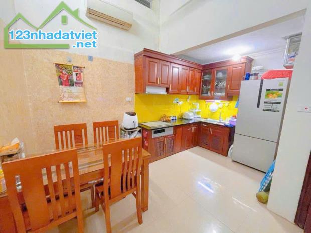 Bán Nhà Cầu Giấy Ngõ Thông Gần Phố Cấu Giấy DT 40m2 5 tầng MT 4.5m Giá 8.6 tỷ - 3