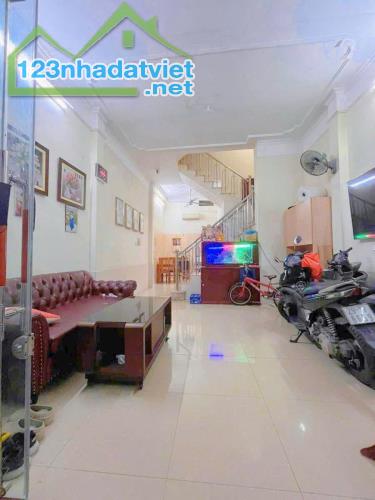 Bán Nhà Cầu Giấy Ngõ Thông Gần Phố Cấu Giấy DT 40m2 5 tầng MT 4.5m Giá 8.6 tỷ - 4