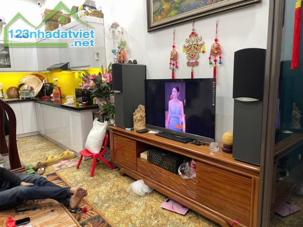 85 Xuân thuỷ - 44 Trần Thái Tông - Nhà 5 tầng - full nội thất - giá có 5.9 tỷ( sđcc) vào ở