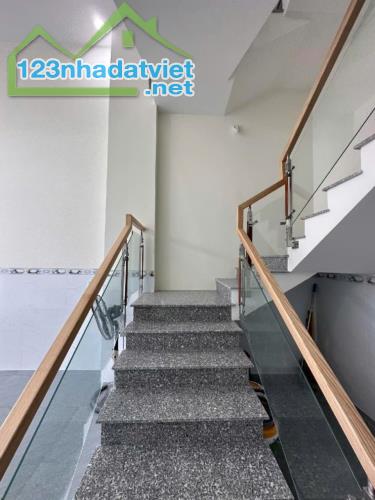 GẦN NGÃ TƯ GA, NHÀ 5 TẦNG CÓ SÂN THƯỢNG, 4M X 21M, HẺM XE HƠI, CÁCH VÀI CHỤC MÉT MẶT TIỀN - 2