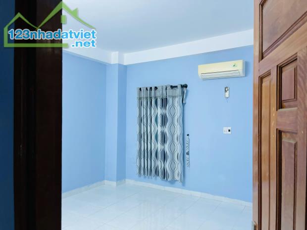Bán nhà MT tại Lý Đạo Thành, 7 tỷ VND, 64 m2, 4PN + 3WC, hướng Đông Nam