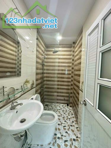 Kẹt tiền chủ cần bán nhanh căn nhà đường Chu Văn An, Quận Bình Thạnh. Giá chỉ 3 tỷ 440 - 4