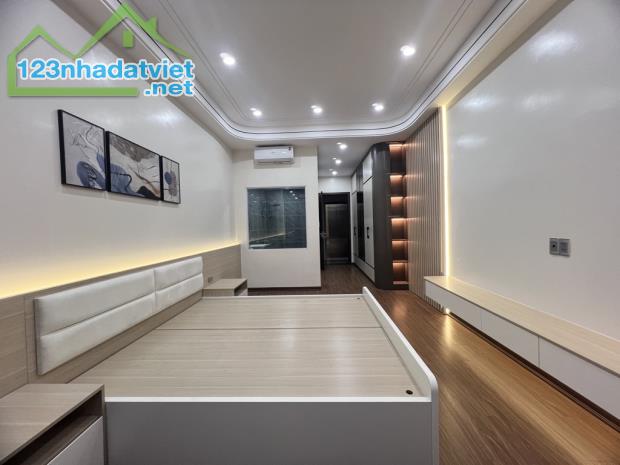 Bán nhà hơn 9 tỷ phố Nguyễn Văn Cừ, Thang máy, Gara, full nội thất, DT: 45m2, Ô tô.