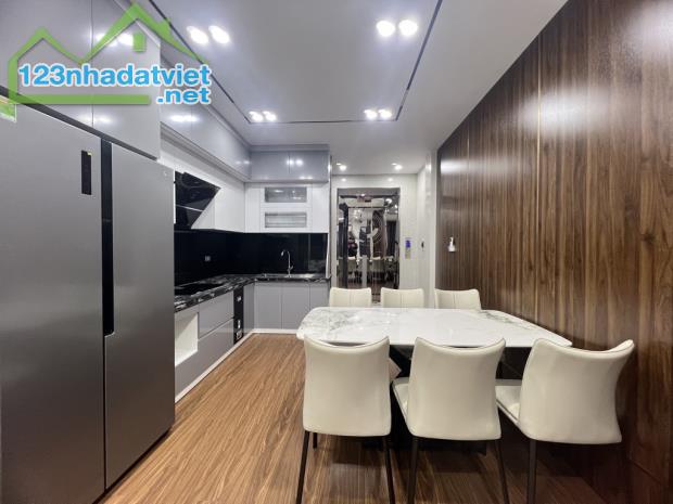 Bán nhà hơn 9 tỷ phố Nguyễn Văn Cừ, Thang máy, Gara, full nội thất, DT: 45m2, Ô tô. - 1