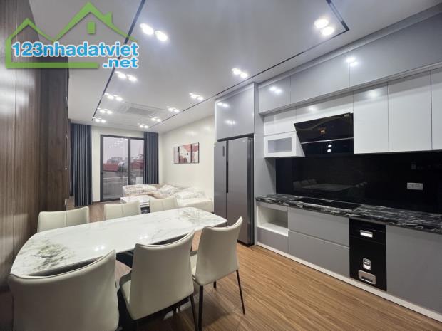 Bán nhà hơn 9 tỷ phố Nguyễn Văn Cừ, Thang máy, Gara, full nội thất, DT: 45m2, Ô tô. - 2