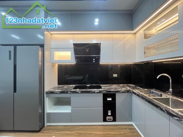 Bán nhà hơn 9 tỷ phố Nguyễn Văn Cừ, Thang máy, Gara, full nội thất, DT: 45m2, Ô tô. - 3