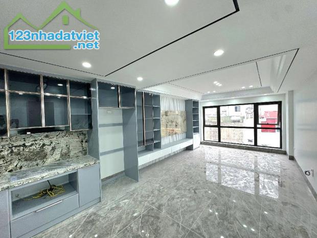 Bán nhà hơn 9 tỷ phố Nguyễn Văn Cừ, Thang máy, Gara, full nội thất, DT: 45m2, Ô tô. - 4
