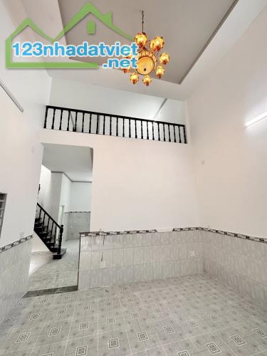Nhà rộng rãi 6x12m, ngay Ngã Tư Ga giáp Gò Vấp, giá rẻ tiện sửa chữa