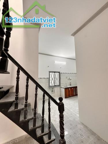 Nhà rộng rãi 6x12m, ngay Ngã Tư Ga giáp Gò Vấp, giá rẻ tiện sửa chữa - 2