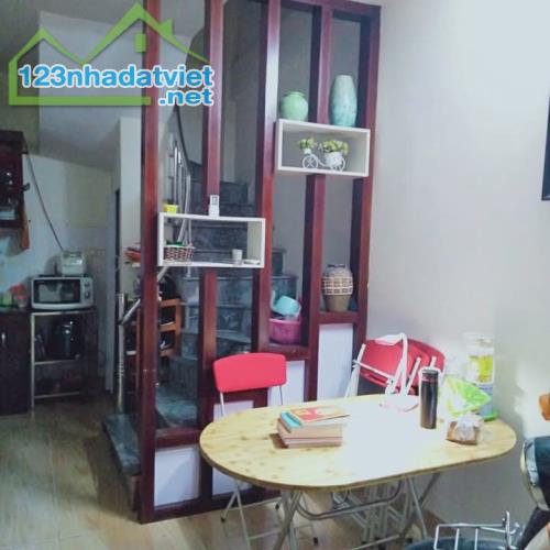 Cho thuê nhà ngõ 467 Lĩnh Nam Hoàng Mai 30m x 5 tầng, giá 9tr/tháng