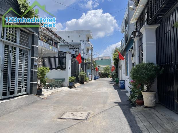 Bán đất tặng nhà Hẻm 6m 182 Lã Xuân Oai, Tăng Nhơn Phú A, 200m2, ngang 10m, chỉ 11 tỷ 999