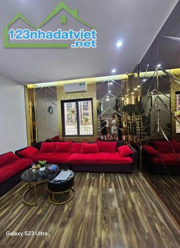 18 TỶ - Bán nhà phân lô Nguyễn Chí Thanh - Ô tô tránh kinh doanh - 50m ra mặt phố - 2