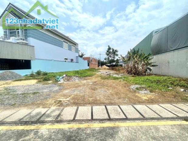 Lô đất đẹp Mặt tiền  Song Hành ,Hóc Môn , DT 272m2 .Giá rẻ 15.3 tỷ (TL)
