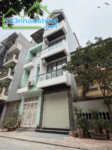Bán nhà cv Ngọc Thuỵ, khu phân lô giáo viên. 40m x 4T oto tránh, vỉa hè. Chỉ hơn 11 tỷ.
