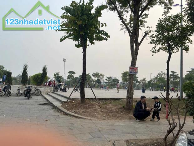 Bán nhà cv Ngọc Thuỵ, khu phân lô giáo viên. 40m x 4T oto tránh, vỉa hè. Chỉ hơn 11 tỷ. - 1