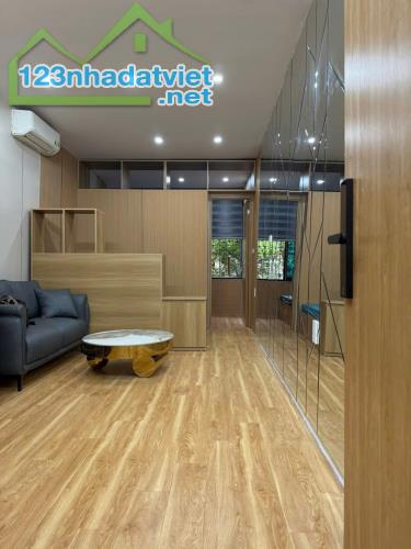 Bán căn hộ tầng 2 Tập Thể Nam Thành Công (20 Láng Hạ) 50m2 ,lô góc ô tô full nội thất - 1