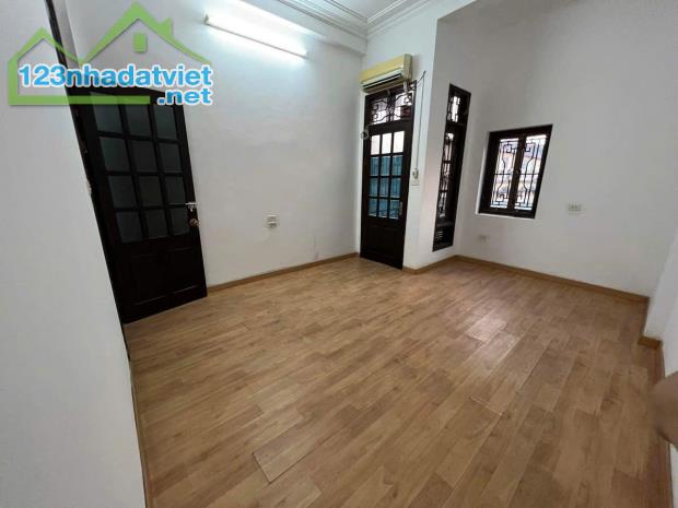 NGUYỄN CHÍ THANH.- PHÂN LÔ CÁN BỘ - 2 THOÁNG - Ô TÔ ĐỖ CỬA - NGÕ THÔNG - 55M² NHỈNH 14 TỈ