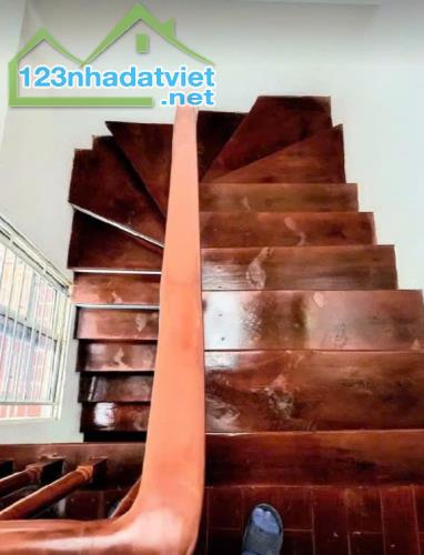 ** Cần bán nhà phan đình giót 41m2, 5 tầng ,MT 4.9m ** giá chỉ nhỉnh 9 tỷ.