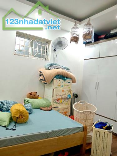 Chính chủ bán gấp chung cư Tòa No2 Huỳnh Thúc Kháng, Đống Đa. DT: 100 m2 – 3PN. 7,3 tỷ.