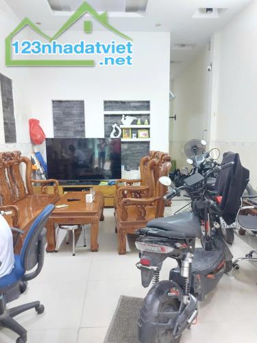 🌻 Nhà 2 Tầng Ngã Tư Ga 4PN 3WC- Ngang Chuẩn 4m hẻm xe tải chỉ 3,85 tỷ 🎉🎉🎉

☘️Diện - 1